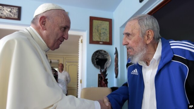 Paus Fransiskus berjabat tangan dengan mantan pemimpin Kuba, Fidel Castro di Havana, Minggu (20/90.