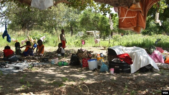 Crianças num campo de acolhimento em Chókwè, onde milhares de desalojados pelas cheias aguardam pela ajuda do governo