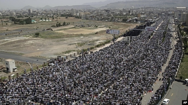 Anti-government protesters attend a demonstration demanding the resignation of Yemen's President Ali Abdullah Saleh, in Sana'a, August 26, 2011