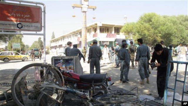 Polisi Afghanistan mengamankan daerah dekat terjadinya ledakan bom di Khost, sebelah selatan Kabul (foto: dok). Sebuah bom bunuh diri meledak di dekat pangkalan militer dan bandara di wilayah ini, Rabu (26/12), menewaskan tiga warga sipil dan melukai tujuh lainnya.
