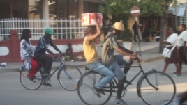 Taxi e cliente em Quelimane ( Foto Faizal Ibramugy)