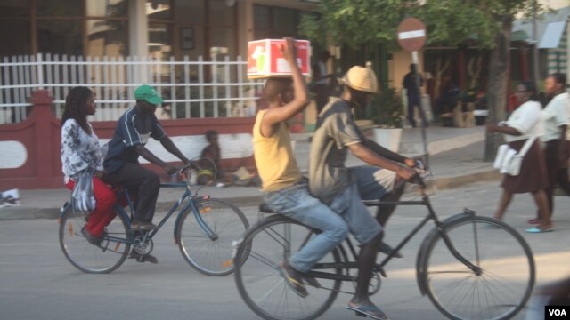 Taxi e cliente em Quelimane ( Foto Faizal Ibramugy)