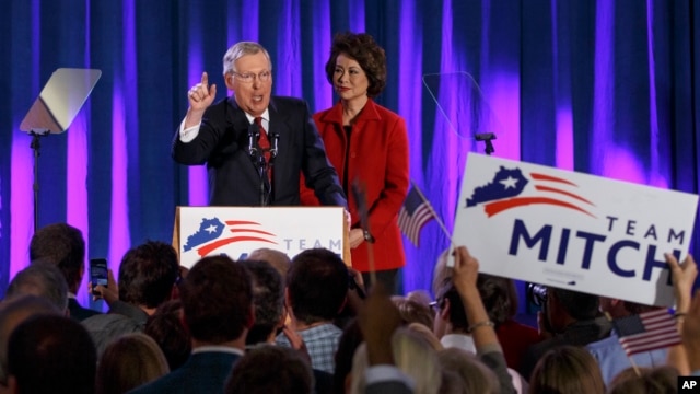 Lãnh đạo khối thiểu số tại Thượng viện Mitch McConnell và vợ, cựu Bộ trưởng Lao động Mỹ Elaine Chao mừng chiến thắng sau cuộc bầu cử giữa kỳ ngày 4/11/2014 tại Louisville, Kentucky.