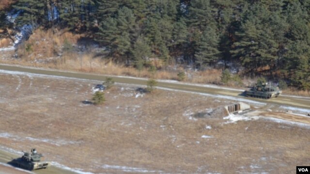 Tanks of Dragon Company, 1st Battalion, 72nd Armor Regiment, rolling on the Rodriguez Live Fire Complex near Pocheon, South Korea. (Photo: VOA / Steve Herman)