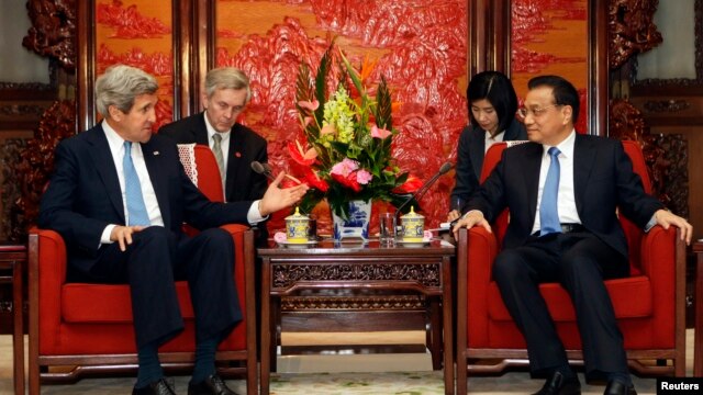 Ngoại trưởng Mỹ John Kerry (trái) hội đàm với Thủ tướng Trung Quốc Lý Khắc Cường tại Bắc Kinh, ngày 13/4/2013. 