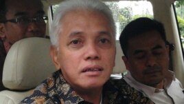 Menko Perekonomian Hatta Rajasa saat melakukan uji coba mengendarai mobil berbahan bakar listrik 'Evina' (foto: VOA/Iris Gera).