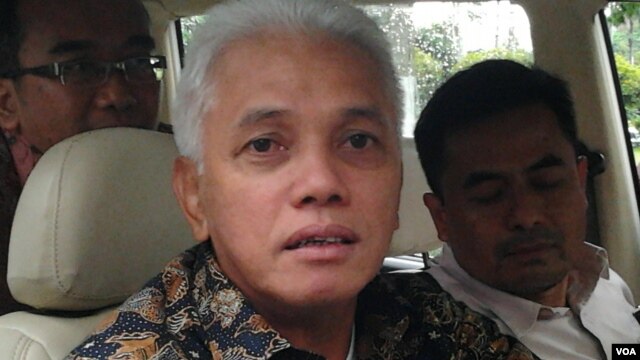 Menko Perekonomian Hatta Rajasa saat melakukan uji coba mengendarai mobil berbahan bakar listrik 'Evina' (foto: VOA/Iris Gera).