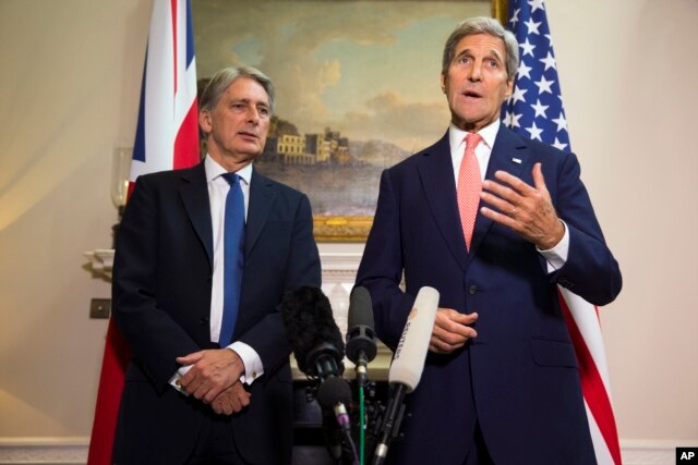 Ngoại trưởng Mỹ John Kerry nói về cuộc khủng hoảng đang diễn ra tại Syria trong cuộc họp báo với Ngoại trưởng Anh Philip Hammond tại Lonon, ngày 19/9/2015.
