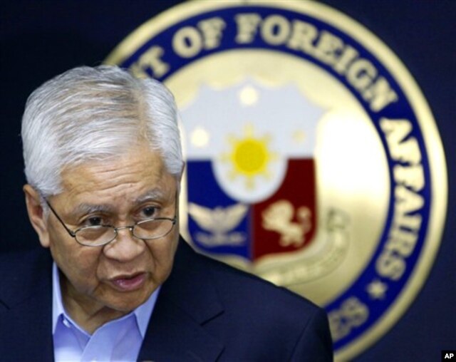 Ngoại trưởng Philippines Albert Del Rosario thông báo quyết định kiện Trung Quốc ra tòa trọng tài quốc tế hồi năm ngoái.
