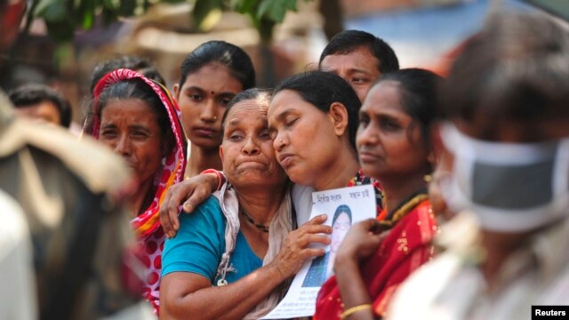 Relatives mourn as they look for a garment worker, who is missing after the collapse of the Rana Plaza building in Savar, outside Dhaka, May 2, 2013.