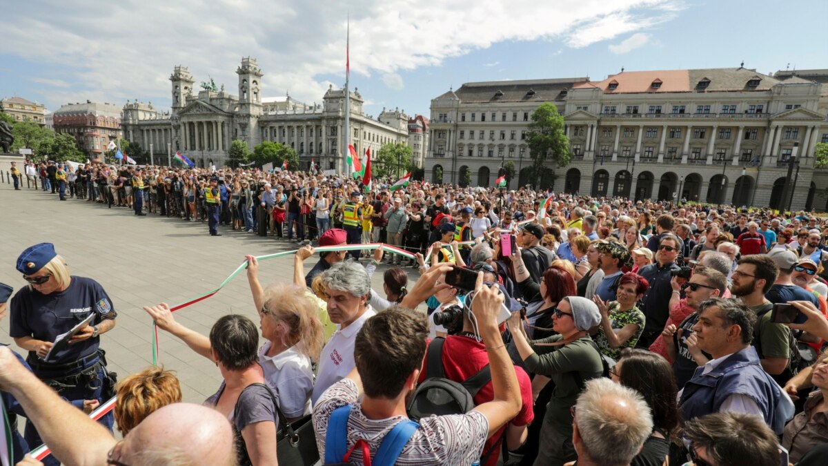 Thousands Of Hungarians Rally Against PM Orban