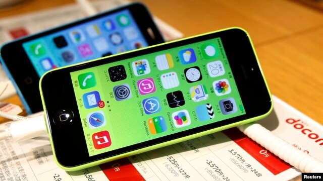 Điện thoại iPhone 5Cs của Apple được trưng bày tại một cửa hàng ở Tokyo, ngày 20 tháng 9 năm 2013.