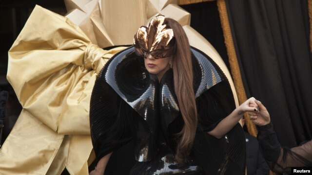 En esta foto, Lady Gaga arriva a la tienda Macy's para el lanzamiento de su fragancia  "Lady Gaga Fame".