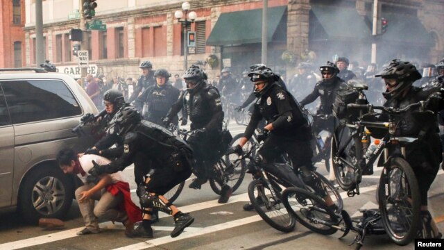 La policía en Seattle, Washington, arrestó a manifestantes anti capitalismo durante la marcha del 1 de mayo.