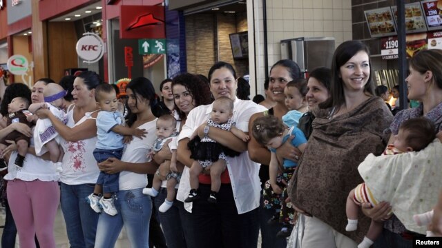Más de 100 mujeres alimentaron a sus bebés en la plazoleta de comidas del centro comercial Lincoln Plaza de Costa Rica.