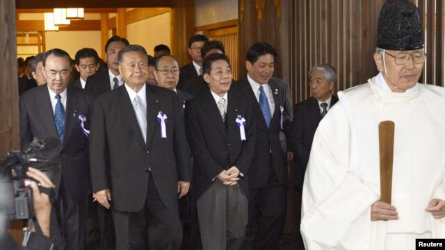 Các bộ trưởng nội các Nhật Bản đến thăm đền  Yasukuni  tại Tokyo, ngày 18/10/2012