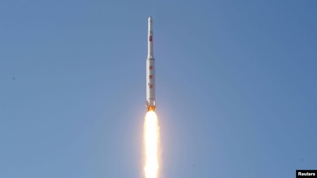 Vụ phóng hỏa tiễn sáng sớm Chủ nhật được thực hiện tại cở sở phóng vệ tinh Tongchang-ri của Bắc Triều Tiên gần biên giới phía tây bắc giáp với Trung Quốc.  