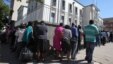 Residents queue to withdraw cash at a local bank in Harare, Zimbabwe, May 5, 2016.