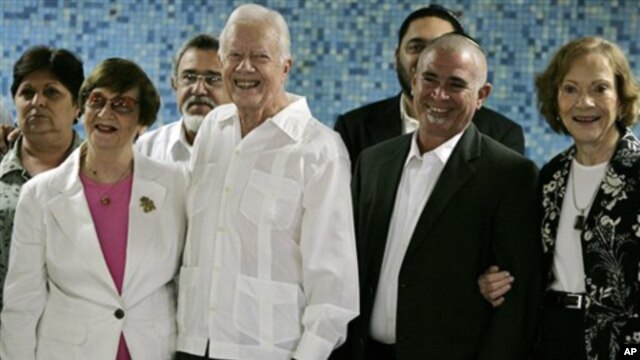 Authorities, front row, from left,  Adela Dworin, President of the Cuban Jewish Community, former President Jimmy Carter, David Prinstein, Vice-President of the Cuban Jewish Community and Carter's wife Rosalynn Carter, pose for pictures during a visit to 