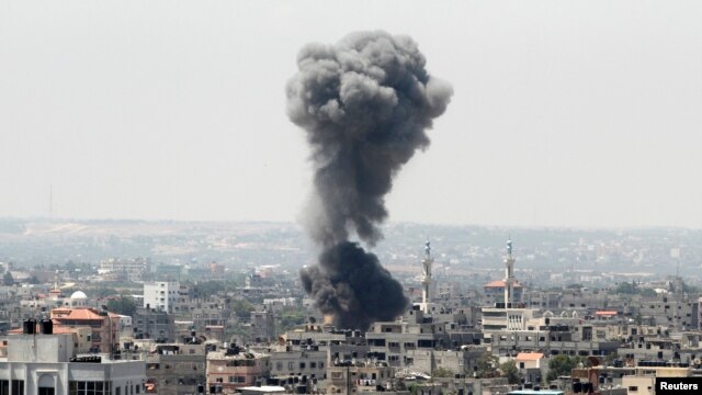 Asap hitam membumbung tinggi menyusul serangan udara Israel di kota Gaza (8/7).