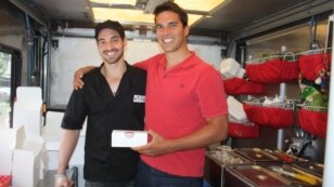 Giuseppe, derecha, y Mario Lanzone son dos jóvenes peruanos con el sueño de mostrar la gastronomía y la cultura de su país en la capital de EE.UU.[Foto: Mitzi Macias, VOA].