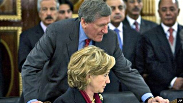 Late ambassador Richard C. Holbrooke talking to U.S. Secretary of State Hillary Rodham Clinton at the Afghan Foreign Ministry after inauguration of Afghan President Hamid Karzai in Kabul (file photo – 19 Nov 2009)
