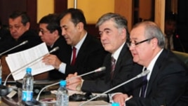 O'zbekiston Tashqi ishlar vaziri Abdulaziz Komilov, Vashingtondagi elchi Ilhom Ne'matov, senator Sodiq Safoyev va boshqa rasmiylar, 2011-yildagi muzokaralarda (Suratni kattaslashtirish mumkin)