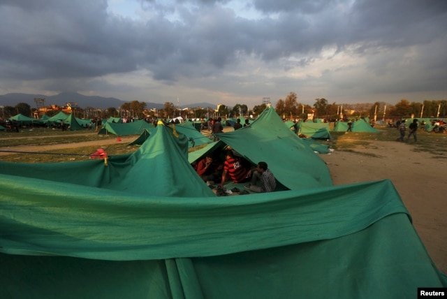 Cư dân thủ đô Nepal ngủ lại trên đường phố trong các lều bạt vì lo sợ xảy ra thêm các cơn dư chấn sau động đất.