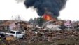 Kobaran api membakar Tower Plaza Addition menyusul hantaman Tornado do wilayah Moore, Oklahoma (20/5).