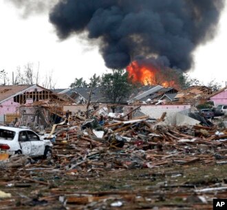 Kobaran api membakar Tower Plaza Addition menyusul hantaman Tornado di wilayah Moore, Oklahoma (20/5).