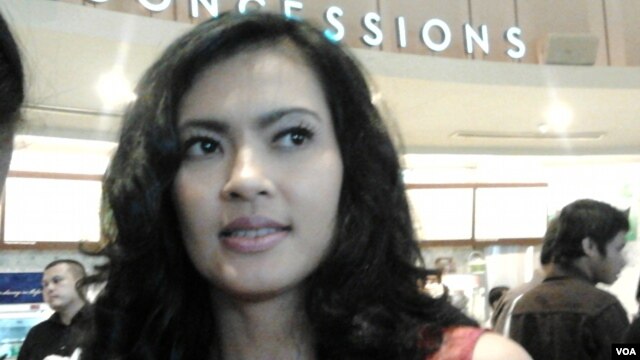 Lola Amaria, artis dan sutradara film Indonesia hadir dalam acara nonton bareng penghargaan Piala Oscar 2013 di Jakarta, 25 Februari 2013 (VOA/Iris Gera)