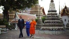 U.S. President Barack Obama and Secretary of State Hillary Clinton tour Wat Pho Royal Monastery in Bangkok, November 18, 2012.