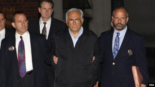 La policía de Nueva York informó que Strauss-Kahn fue acusado de ataque sexual, intento de violación y restricción de libertad.