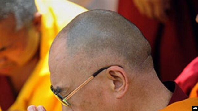 Exiled Tibetan leader Dalai Lama prays in Hsiaolin, in Kaohsiung county, southern Taiwan (2009 File)