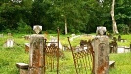 A dilapidated gate at the historic Bukit Brown Cemetery, home to 100,000 traditional Chinese graves. (VOA/K. Lamb)