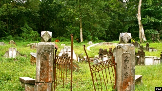 A dilapidated gate at the historic Bukit Brown Cemetery, home to 100,000 traditional Chinese graves. (VOA/K. Lamb)