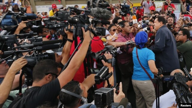 El presidente de Venezuela, Hugo Chávez, atiende a los medios durante un acto de campaña en el distrito de Catia, en Caracas.