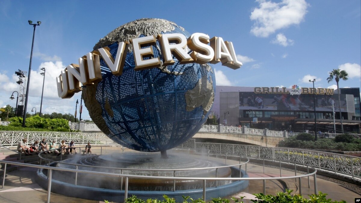 Demandan a Universal Orlando Resort por no tener letreros en español