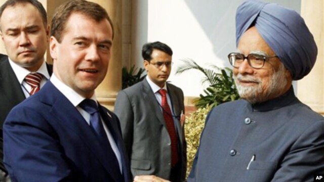 Russian President Dmitry Medvedev, left, and Indian Prime Minister Manmohan Singh shake hands before talks in New Delhi, 21 Dec 2010