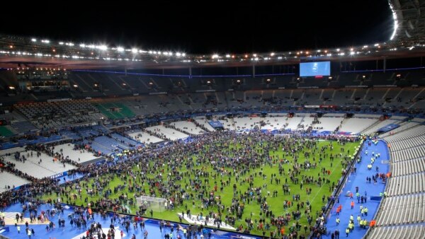 Khán giả đổ xô vào sân vận động Stade de France sau một vụ nổ gần đó, ngày 13/11/2015.