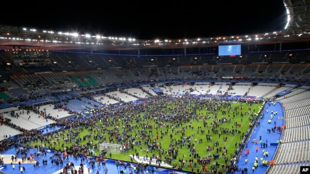 Khán giả đổ xô vào sân vận động Stade de France sau một vụ nổ gần đó, ngày 13/11/2015.