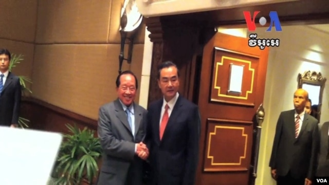 Ngoại trưởng Campuchia Hor Namhong (trái) và Ngoại trưởng Trung Quốc Vương Nghị trong cuộc họp tại Phnom Penh, Campuchia, 21/8/13