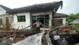 Seorang polisi menginspeksi kerusakan rumah  seorang jemaah Ahmadiyah di Cikeusik setelah  serangan massal yang menewaskan tiga orang, Feb, 2011. Setelah peristiwa Cikeusik, kekerasan terhadap warga Ahmadiyah terus meningkat (foto,dok) 