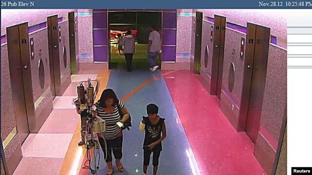 La foto de una cámara de seguridad de hospital evidencia cuando la niña sale caminando en compañía de la mamá.
