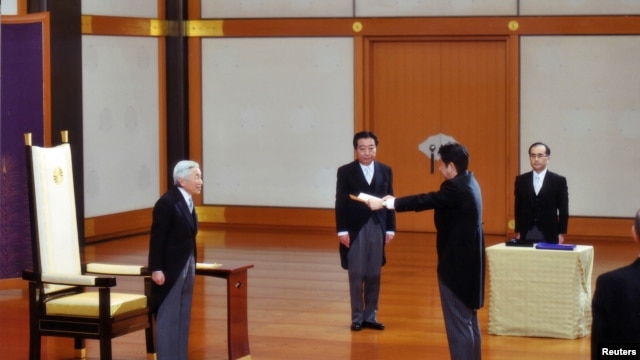 Novi premijer Japana Šinzo Abe polaže zakletvu pred carem Akihitom na ceremoniji u carskoj palati u Tokiju.