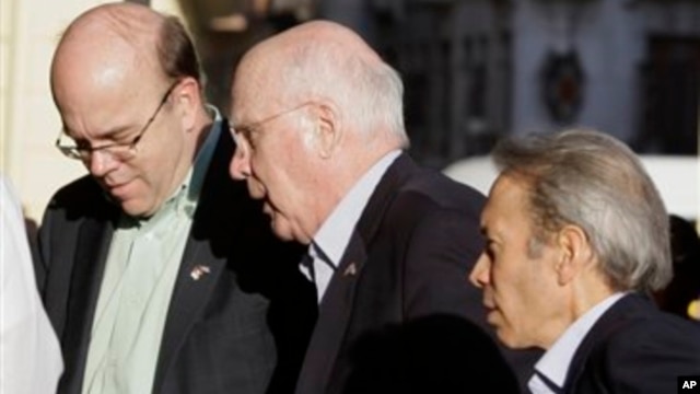 Američki senator Patrik Lejhi (C) stiže u Havanu u pratnji kongresmena Džima Megaverna (L)