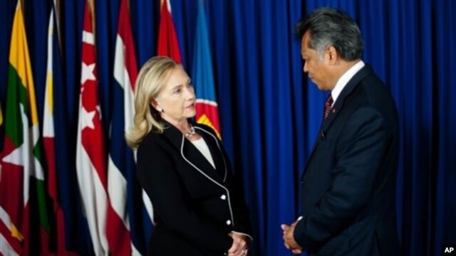 U.S. Secretary of State Hillary Clinton, left, speaks with ASEAN Secretary General Surin Pitsuwan, Jakarta, Sept. 4, 2012.