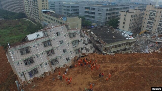 Nhân viên cứu hộ tìm kiếm người sống sót trong vụ sạt lở đất ở khu công nghiệp Hằng Thái Dụ ngày 21/12/2015.