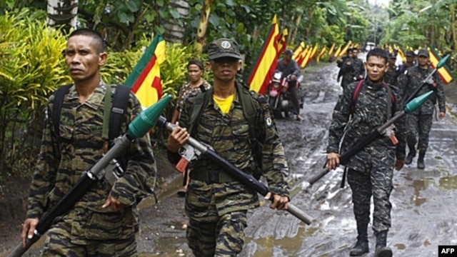 Phiến quân Mặt trận Giải phóng Hồi giáo Moro (MILF) tuần phòng trong doanh trại ở tỉnh Maguindanao, miền nam Philippines