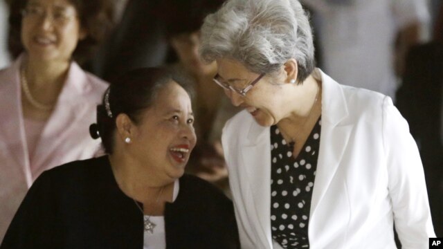 Philippine Undersecretary for Foreign Affairs Erlinda Basilio, left, greets Chinese Vice Foreign Minister and Special envoy Fu Ying prior to their annual talks in Manila, Oct. 19, 2012.